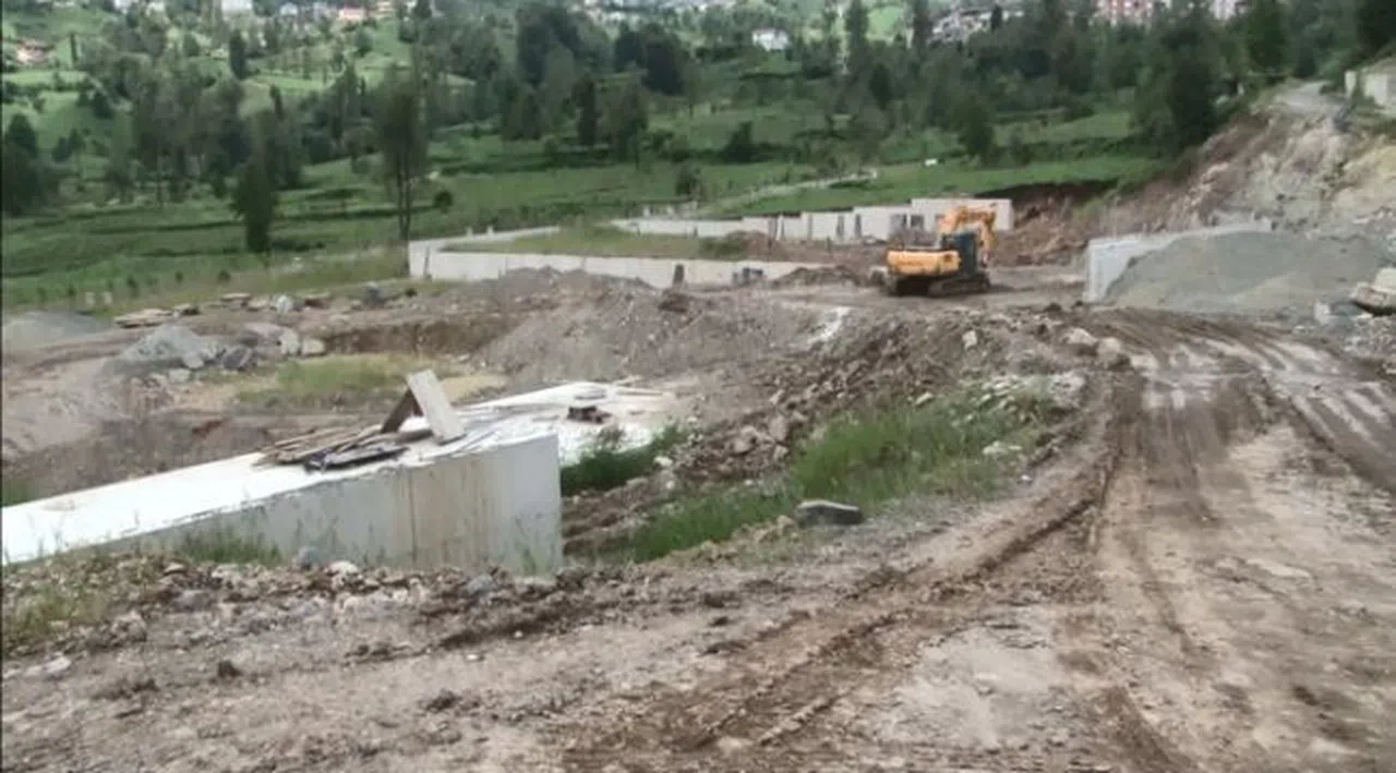 Rize'de stat inşaatı bir mahallenin kaymasına neden oldu