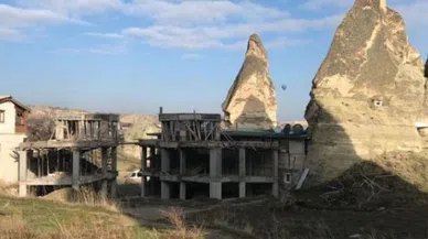 Peribacalarının yanındaki inşaatın yıkımına başlandı