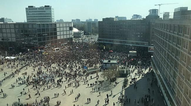 Berlin'de 40 bin kişi yüksek kira fiyatlarını protesto etti