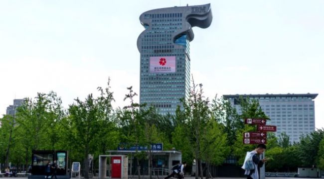 Kaçak milyarderin gökdeleni, alışveriş sitesinde 734 milyon dolara satıldı