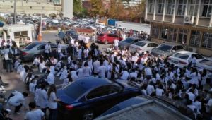 Duvarlarında çatlak oluşan İÜ Diş Hekimliği Fakültesinde öğrenciler eylemde