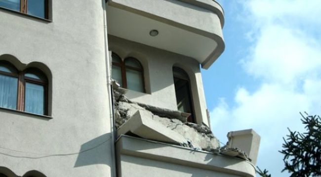 Şişli'de 5 katlı bir binanın 4'üncü katında bulunan balkon çöktü