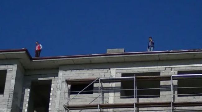 9 aydır maaşlarını alamayan işçiler inşaatın çatısına çıktı