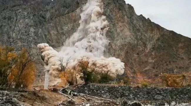 6 kez taşınan Yusufeli’de heyelan: Kopan kayalar baraj inşaatı alanına düştü