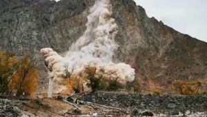 6 kez taşınan Yusufeli’de heyelan: Kopan kayalar baraj inşaatı alanına düştü