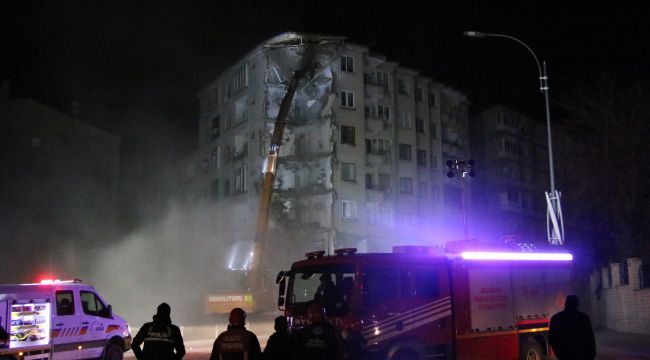 Elazığ'da hasarlı binada yıkım çalışmaları başladı 