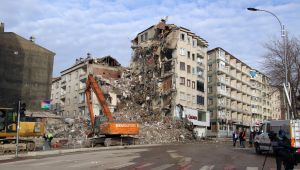 Elazığ'da hasarlı binalarda yıkım çalışmaları sürüyor 