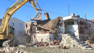 Elazığ'da metruk binaların yıkımı başladı 