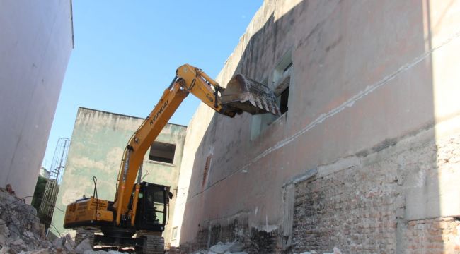 Koçarlı Belediyesi eski hizmet binasının yıkımına başlandı 