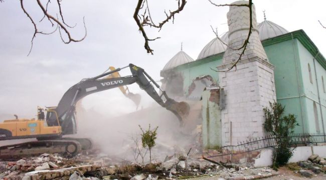 Manisa’da depremde hasar gören binaların yıkımı sürüyor 