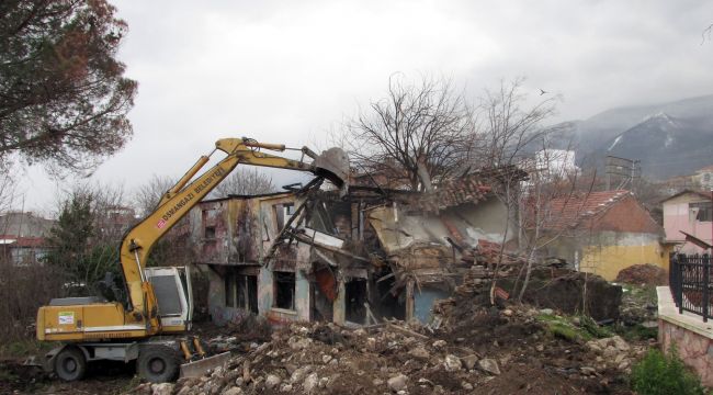 Osmangazi Belediyesi 100 metruk binayı yıktı 