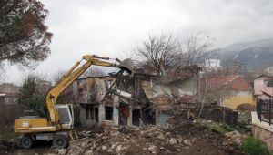 Osmangazi Belediyesi 100 metruk binayı yıktı 