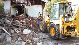 Pamukkale'de metruk binaların yıkımına devam ediliyor 