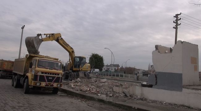 Tarsus'ta mevzuata aykırı yapı yıkıldı 