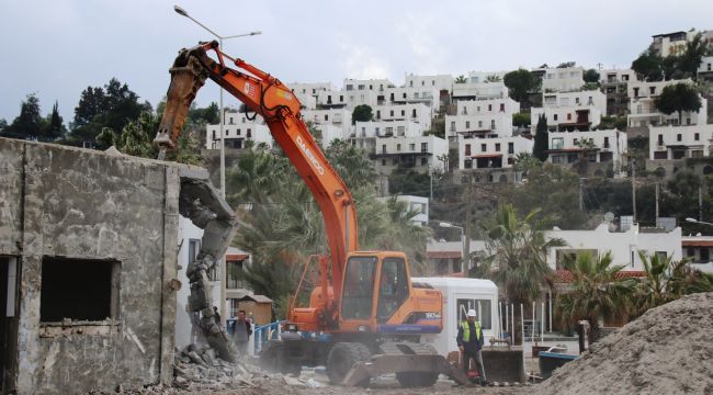 Bodrum’da sahilde bulunan kaçak bina yıkıldı
