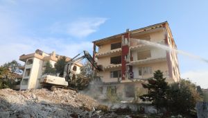 Deprem riski taşıyan 4 bina daha yıkıldı 