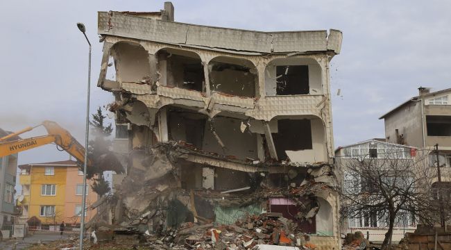 Deprem riski taşıyan 4 katlı bina yıkıldı 