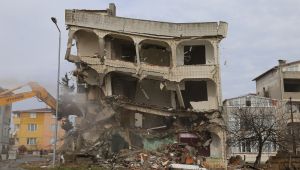Deprem riski taşıyan 4 katlı bina yıkıldı 