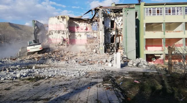Depremde hasar alan 2 okulun daha yıkımına başlandı 