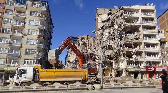Elazığ'da acil yıkım kararı verilen binalar tek tek yıkılıyor 
