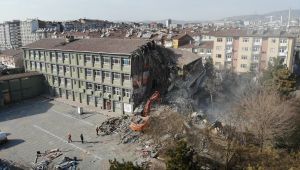 Elazığ’da depremde hasar gören 50 yıllık okullar yıkılıyor 