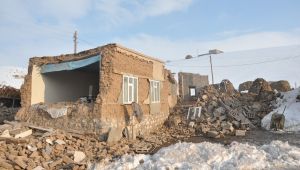 İki depremin yaşandığı köyde sağlam ev kalmadı 