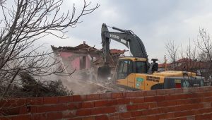 Manisa'da ağır hasarlı evlerin yıkımı devam ediyor 