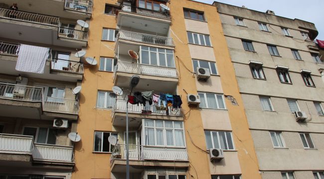 Manisa’da depremde zarar gören 7 katlı bina tahliye edildi 