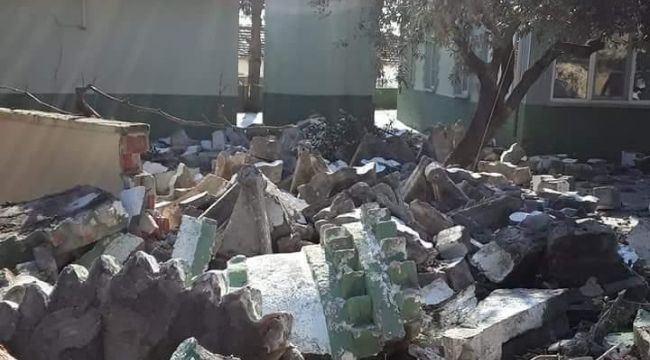 Manisa’daki depremde ağır hasar gören yapıların yıkımı devam ediyor