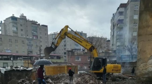 Bağlar Belediyesi riskli yapıları yıkmaya devam ediyor