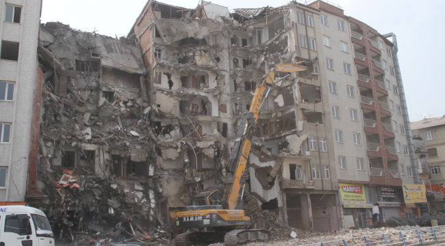 Deprem sonrası bin 400 yapı yıkıldı, çalışmalar sürüyor 