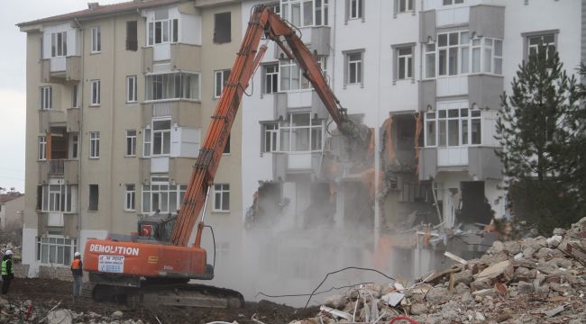 Elazığ'da depremin ardından ağır hasar alan bin 159 yapı yıkıldı 
