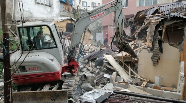 Eyüpsultan’da tehlike saçan metruk yapılar yıkıldı 