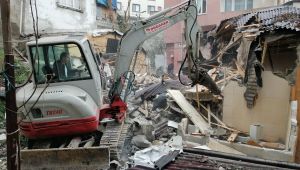 Eyüpsultan’da tehlike saçan metruk yapılar yıkıldı 