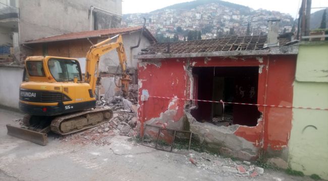 Pınarbaşı’nda metruk bina yıkıldı 