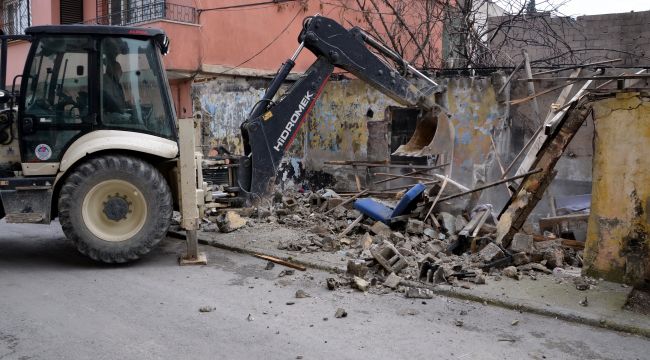 Akdeniz'de halk sağlığını tehdit eden yapılar yıkılıyor