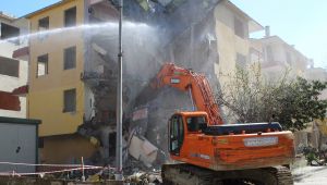 Büyükçekmece’de ağır hasarlı 64 daireli 8 binanın yıkım işlemlerine başlandı 