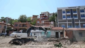 Karşıyaka'da metruk binalar yıkıldı