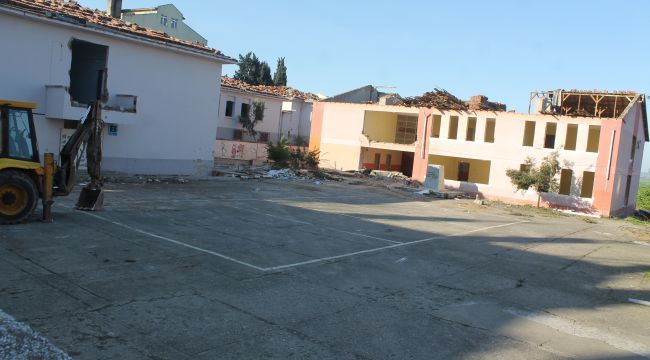 Manyas’ta okul binaları yıkılıyor 