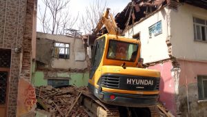 Osmangazi’de 2 katlı metruk bina yıkıldı 