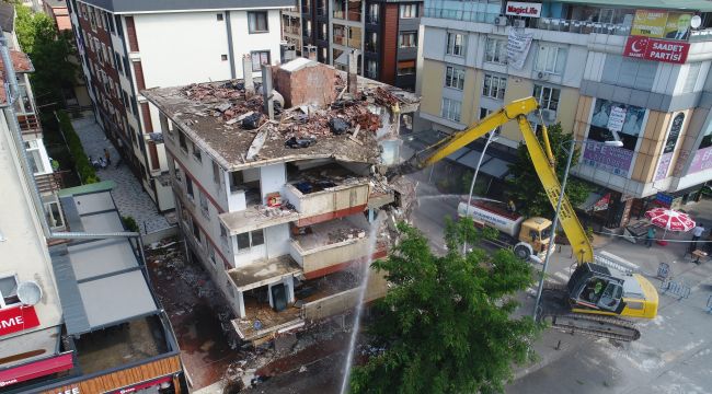 Büyükçekmece’de riskli bina belediye ekiplerince yıkıldı 