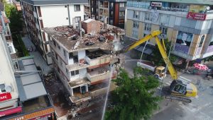 Büyükçekmece’de riskli bina belediye ekiplerince yıkıldı 