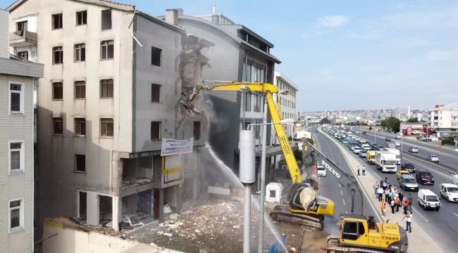 Büyükçekmece'de riskli binaların yıkımı devam ediyor 