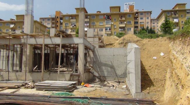 Kalıp çakarken düşen işçi ağır yaralandı