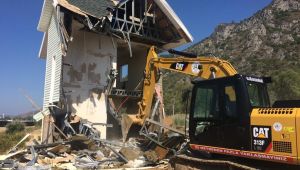 Milas'ta kaçak olduğu tespit edilen bina yıkıldı 