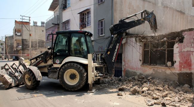 Akdeniz’de iki metruk binanın yıkımı gerçekleştirildi 