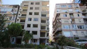 Bayraklı'da yan yatan bina onayın ardından yıkılacak 