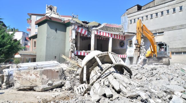 Kıblesi yanlış cami 64 yıl sonra yıkıldı