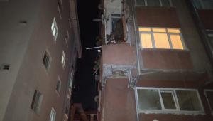 Bahçelievler’de yıkım kararı olan binanın balkonu çöktü: 1 yaralı 