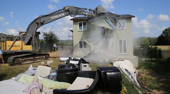 Çatalca&#039;da kaçak yapılar belediye ekiplerince yıkıldı